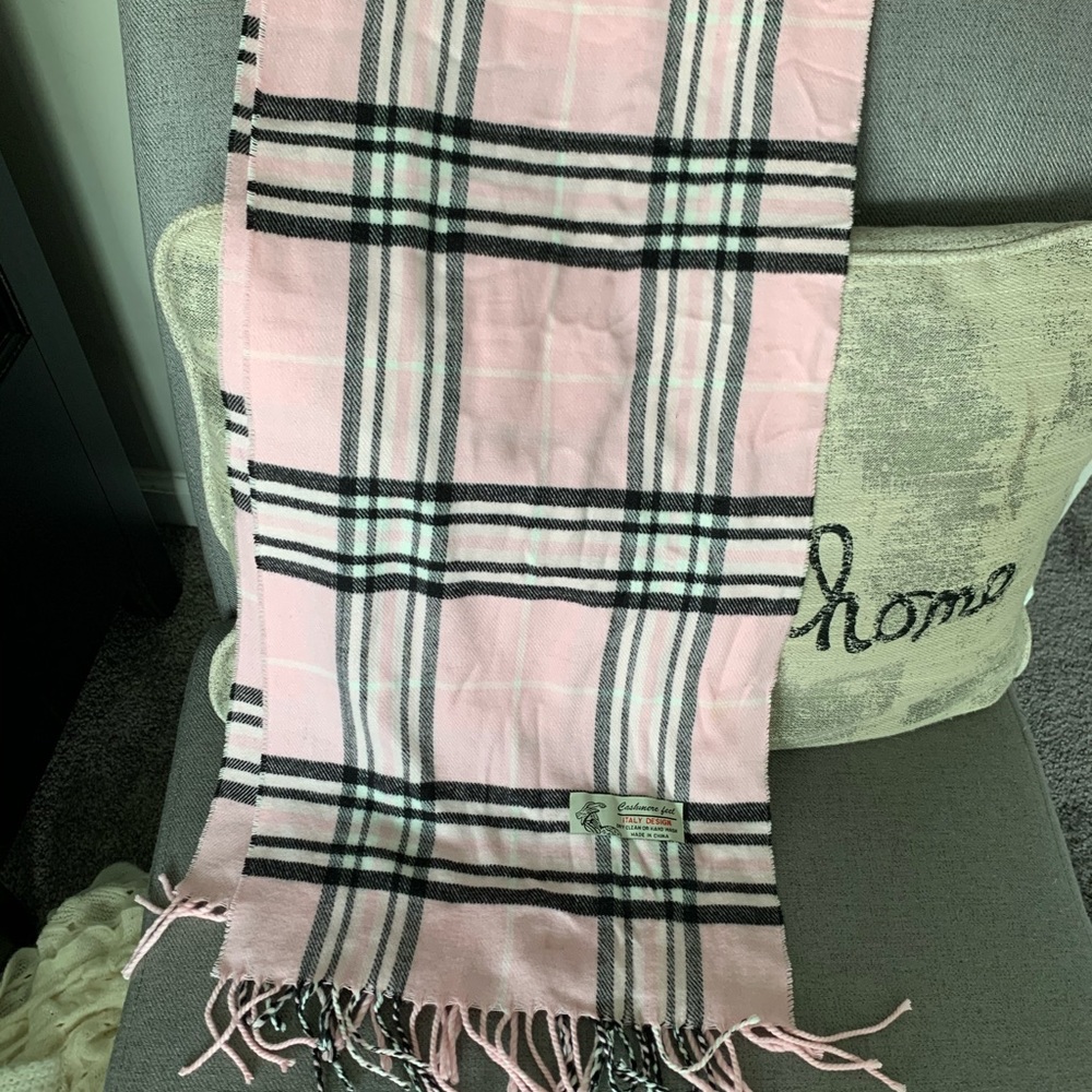 Various scarves - Picture 8 of 8